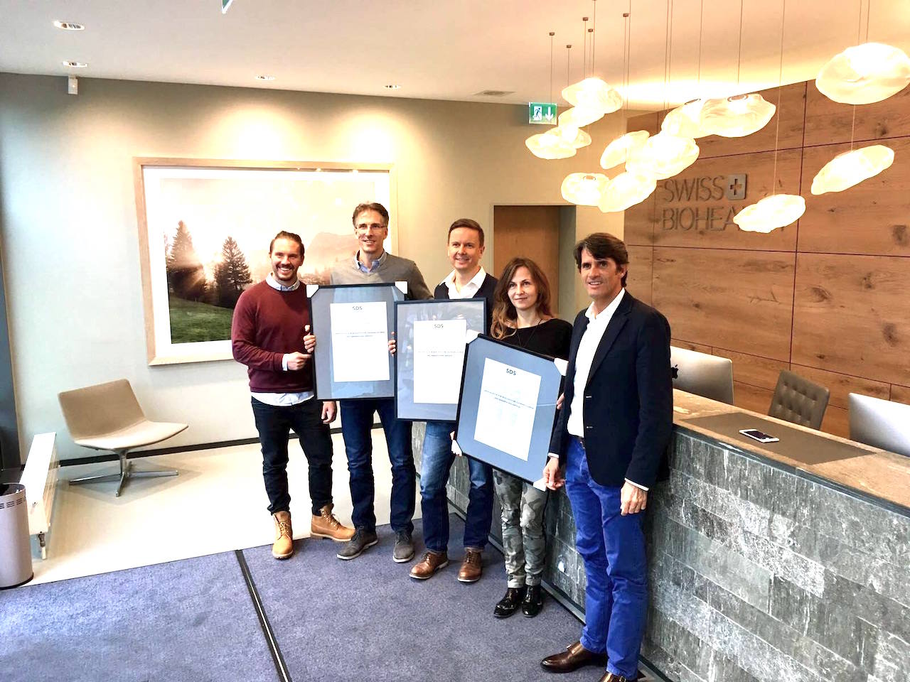 Dr. Ulrich Volz (ganz rechts) und Dr. Dominik Nischwitz (links im Bild) zusammen mit den ersten drei Spezialisten Dr. Harald Eberhardt aus Mannheim, Dr. Alexander Neubauer aus Tittling (Bayern), Oralchirurgin Sabine Hutfilz aus Chemnitz am 11.12.2016. 